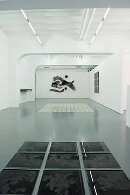 Ausstellungsansicht.  &raquo; Klicken zum Vergr&ouml;ssern ->