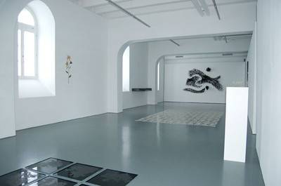 Ausstellungsansicht.  &raquo; Klicken zum Vergr&ouml;ssern ->