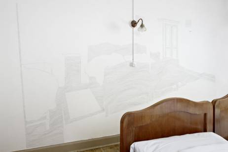 Evelina Cajacob: ‹ZeitRaum›, 2010 Installation, Zimmereinrichtung und Wandzeichnung, Farbstift auf Wand, 400 × 278 cm Zimmer 30 Bild: © Ralph Feiner  » Klicken zum Vergrössern ->