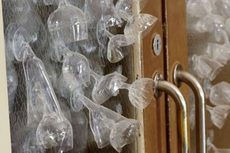 Isabelle Krieg: ‹Rauschanemonen›, 2010 Installation, Silikon, Masse variabel Pendeltür Hotelhalle Bild: © Ralph Feiner  » Klicken zum Vergrössern ->