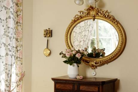 Isabelle Krieg: ‹Zeitmaschine 1, 2, 3›, 2010 Installation, 3 Uhrgetriebe mit Pendel, je ca. 10 × 10 × 50 cm Restaurant / Trattoria, «Salon», «Restaurant» Bild: © Ralph Feiner  » Klicken zum Vergrössern ->