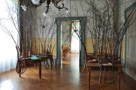 Isabelle Krieg: ‹Zimmerwald 2›, 2010 Zimmerwald 2, Installation, fotografiert, 2 C-Prints auf Aluminium, gerahmt, je 53 × 80 cm, «Restaurant», Bild: © Isabelle Krieg  » Klicken zum Vergrössern ->