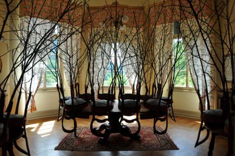 Isabelle Krieg: ‹Zimmerwald 1›, 2010 Zimmerwald 1, Installation, fotografiert, 2 C-Prints auf Aluminium, gerahmt, je 24 × 36 cm, «Salon», Bild: © Isabelle Krieg  » Klicken zum Vergrössern ->