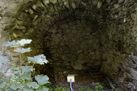 Roman Signer: ‹Echo der Zeit›, 2010 Installation, Stahlkugeln, PVC-Schlauch, Befestigungsmaterial, Holzkiste mit integrierter Glocke Zimmer 25, Balkon Bild: © Ralph Feiner  » Klicken zum Vergrössern ->