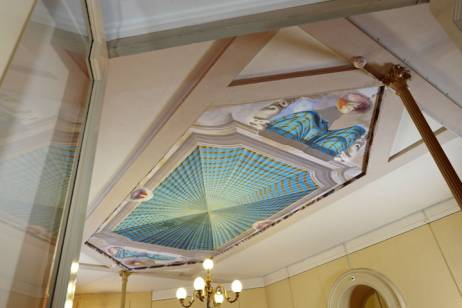 Jules Spinatsch: ‹Himmelnomal›, 2010 Deckenbild, Inkjet auf Outdoor-Papier, tapeziert, 730 × 303 cm Vestibül / Hotelhalle Bild: © Ralph Feiner  » Klicken zum Vergrössern ->