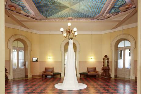 wiedemann/mettler: ‹Fiamma›, 2010 Installation, handgestrickter Berg, Garn 55?% Polyacryl und 45?% Schurwolle, Durchmesser: 15 bis 150 cm, Höhe: 260 cm Hotelhalle Bild: © Ralph Feiner  » Klicken zum Vergrössern ->