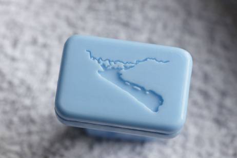 wiedemann/mettler: ‹Forno›, 2010 Seife mit Prägung und Papierbanderole versehen, 5,5 × 4,1 cm In allen Zimmern Bild: © Ralph Feiner  » Klicken zum Vergrössern ->