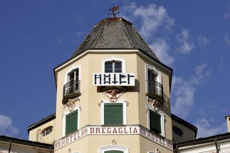 Isabelle Krieg: ‹Hotel›, 2010 Objet trouvé réarrangé, legno, colore, 95 × 270 cm facciata sud immagini: © Ralph Feiner  » Clicca per ingrandire ->