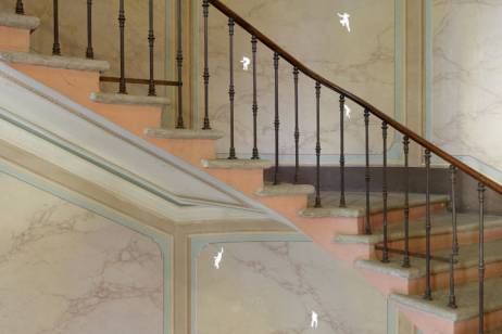 Gabriela Gerber / Lukas Bardill: ‹Schräg aufwärts zu gutem Stand›, 2010 Videoinstallation / Trickfilm, s/w, Ton, 2 Loops à 4 Minuten Projektionen Treppenhaus vom Erdgeschoss ins 2. Obergeschoss Bilder: © Ralph Feiner  » Klicken zum Vergrössern ->