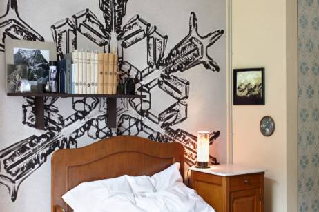 Gaudenz Signorell: ‹Wie war der Himmel blau›, 2011 Rauminstallation, Inkjet auf Outdoor-Papier, Farbe auf Wand, Nachttischlampe, verschiedene Bilder, Bücher und Objekte, Zimmer 33, Bild: © Ralph Feiner  » Klicken zum Vergrössern ->