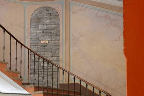 Conrad J. Godly: ‹The Message›, 2011 Installation, Trockenmauer aus Soglioquarzit, Schublade aus Stahlblech mit geheimem Inhalt, 290 × 99 × 55 cm, Treppenhaus vom 1. zum 2. Obergeschoss, Bild: © Ralph Feiner  » Klicken zum Vergrössern ->