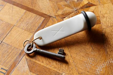 Remo Albert Alig in Zusammenarbeit mit Marionna Fontana: ‹Albedo-Clavis X›, 2011, Schlüsselanhänger, Marmor graviert, Messingring, Gummiring, 12 x 3 x 3 cm · Zimmer 10, Rezeption, Bild: © Ralph Feiner  » Klicken zum Vergrössern ->